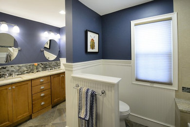 ボストンにある高級な中くらいなトランジショナルスタイルのおしゃれな子供用バスルーム (落し込みパネル扉のキャビネット、中間色木目調キャビネット、ドロップイン型浴槽、一体型トイレ	、青いタイル、ガラス板タイル、青い壁、セラミックタイルの床、アンダーカウンター洗面器、御影石の洗面台) の写真