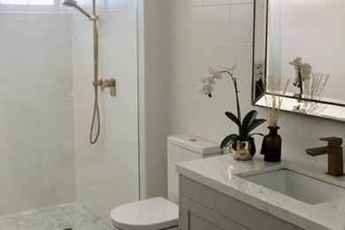 Idéer för ett mellanstort klassiskt flerfärgad badrum med dusch, med skåp i shakerstil, grå skåp, en toalettstol med separat cisternkåpa, vit kakel, keramikplattor, vita väggar, mosaikgolv, ett undermonterad handfat, bänkskiva i kvarts, flerfärgat golv, med dusch som är öppen och en dubbeldusch