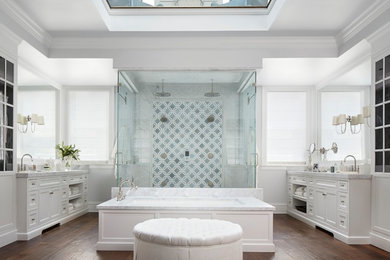 Exempel på ett stort klassiskt en-suite badrum, med vita skåp, ett undermonterat badkar, en dubbeldusch, vita väggar, mörkt trägolv, brunt golv, dusch med gångjärnsdörr, skåp i shakerstil och flerfärgad kakel