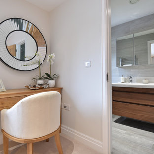 75+ Badezimmer mit bodengleicher Dusche und Vinylboden Ideen & Bilder