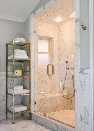 トラディショナル 浴室 by Design Discoveries