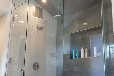 Cette photo montre une grande douche en alcôve tendance avec un carrelage blanc, un carrelage en pâte de verre, un mur beige, un sol en carrelage de terre cuite, un sol blanc et une cabine de douche à porte battante.