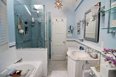 Inredning av ett modernt litet en-suite badrum, med marmorbänkskiva, ett badkar i en alkov, en toalettstol med separat cisternkåpa, blå kakel, glaskakel, blå väggar, marmorgolv, ett undermonterad handfat, möbel-liknande, vita skåp och en hörndusch
