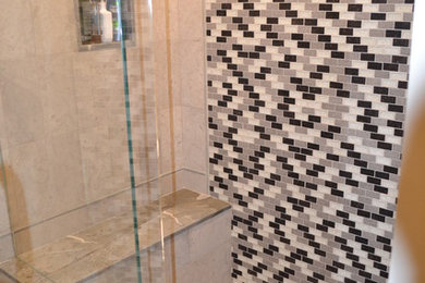 サンフランシスコにあるラスティックスタイルのおしゃれな浴室 (アルコーブ型シャワー、グレーのタイル、石タイル、ライムストーンの床) の写真