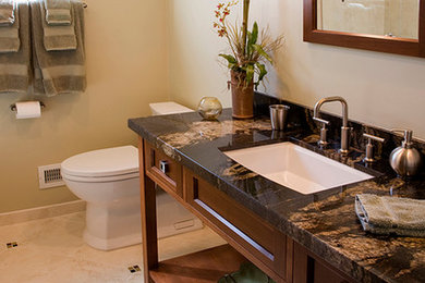 Klassisk inredning av ett mellanstort en-suite badrum, med ett nedsänkt handfat, skåp i mellenmörkt trä, en dusch i en alkov, en toalettstol med hel cisternkåpa, beige väggar och klinkergolv i keramik