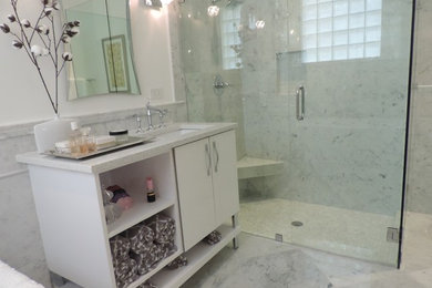Modern inredning av ett mellanstort badrum med dusch, med möbel-liknande, vita skåp, en dusch i en alkov, brun kakel, marmorkakel, vita väggar, marmorgolv, ett undermonterad handfat, marmorbänkskiva, grått golv och dusch med gångjärnsdörr