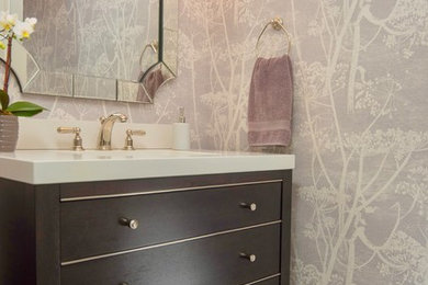 他の地域にある高級な中くらいなトラディショナルスタイルのおしゃれな浴室 (家具調キャビネット、濃色木目調キャビネット、紫の壁、濃色無垢フローリング、アンダーカウンター洗面器、クオーツストーンの洗面台、茶色い床、白い洗面カウンター) の写真