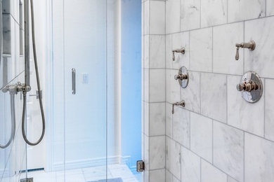 フェニックスにあるトランジショナルスタイルのおしゃれなマスターバスルーム (アルコーブ型シャワー、グレーのタイル、白いタイル、石タイル) の写真