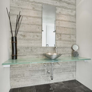 Idee per una stanza da bagno minimal con lavabo a bacinella, pavimento nero e top turchese