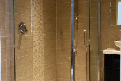 Inspiration pour une salle de bain avec un combiné douche/baignoire.
