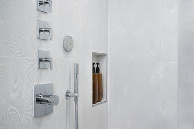 Imagen de cuarto de baño moderno con lavabo tipo consola, ducha empotrada y sanitario de una pieza