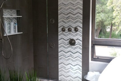 Foto de cuarto de baño principal actual con armarios estilo shaker, puertas de armario grises y encimera de cuarzo compacto