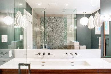 На фото: большая ванная комната в стиле модернизм с плоскими фасадами, темными деревянными фасадами, угловой ванной, открытым душем, унитазом-моноблоком, белой плиткой, плиткой из листового камня, белыми стенами, полом из линолеума, душевой кабиной, раковиной с несколькими смесителями и столешницей из искусственного камня
