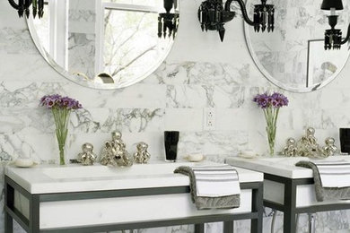 Klassisk inredning av ett vit vitt en-suite badrum, med grå kakel, marmorkakel, ett undermonterad handfat och marmorbänkskiva