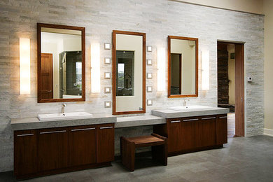 Foto de cuarto de baño principal contemporáneo extra grande con armarios con paneles lisos