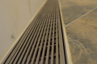 Idee per una stanza da bagno padronale minimal di medie dimensioni con doccia a filo pavimento, piastrelle marroni e piastrelle in gres porcellanato