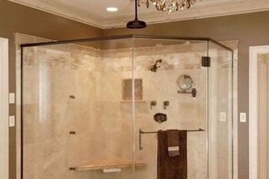 Ejemplo de cuarto de baño principal tradicional grande con ducha esquinera, baldosas y/o azulejos beige y ducha con puerta con bisagras