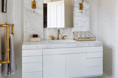 На фото: ванная комната в стиле неоклассика (современная классика) с зеркалом с подсветкой