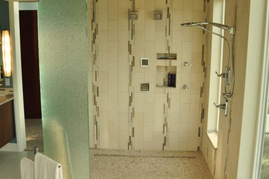 Foto di una stanza da bagno padronale classica di medie dimensioni con vasca da incasso, doccia ad angolo, pareti verdi, pavimento con piastrelle di ciottoli, top in granito e doccia aperta