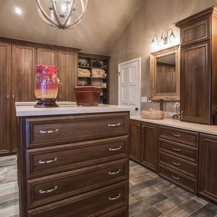 Esempio di una stanza da bagno classica con vasca freestanding, doccia ad angolo, piastrelle beige, piastrelle in ceramica, pareti beige, pavimento in compensato, lavabo a bacinella, top in quarzite, pavimento marrone e porta doccia a battente