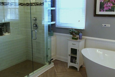ダラスにある高級な広いコンテンポラリースタイルのおしゃれなマスターバスルーム (インセット扉のキャビネット、置き型浴槽、モノトーンのタイル、サブウェイタイル、グレーの壁、磁器タイルの床、御影石の洗面台) の写真