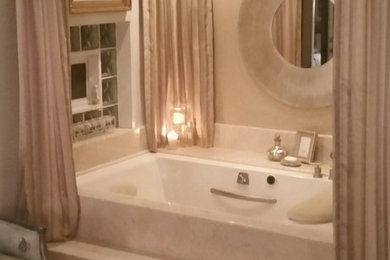 タンパにあるコンテンポラリースタイルのおしゃれな浴室 (コーナー型浴槽) の写真