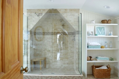 ポートランド(メイン)にあるビーチスタイルのおしゃれな浴室 (アルコーブ型シャワー、分離型トイレ、磁器タイル、白い壁、磁器タイルの床、コンソール型シンク) の写真