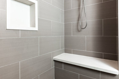 Foto de cuarto de baño principal de tamaño medio con encimera de cemento y encimeras blancas