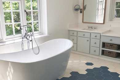 他の地域にある高級な広いコンテンポラリースタイルのおしゃれな浴室 (置き型浴槽、青いタイル、セメントタイル、コンソール型シンク、珪岩の洗面台) の写真
