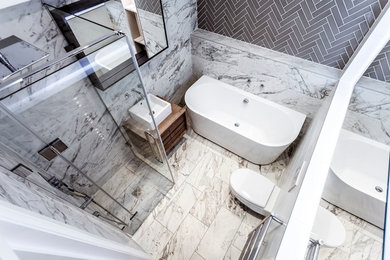 ロンドンにある高級なコンテンポラリースタイルのおしゃれな浴室の写真