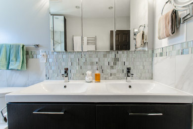 На фото: главная ванная комната среднего размера в стиле неоклассика (современная классика) с плоскими фасадами, черными фасадами, синей плиткой, серой плиткой, белой плиткой, плиткой мозаикой, синими стенами и монолитной раковиной с