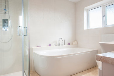 Modelo de cuarto de baño principal contemporáneo grande con ducha esquinera, sanitario de una pieza, suelo vinílico, lavabo encastrado, encimera de laminado y ducha con puerta corredera