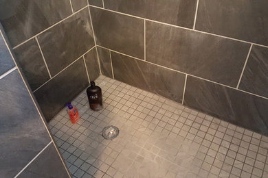Modelo de cuarto de baño principal tradicional renovado de tamaño medio con ducha empotrada, sanitario de dos piezas, baldosas y/o azulejos marrones y suelo de baldosas de cerámica