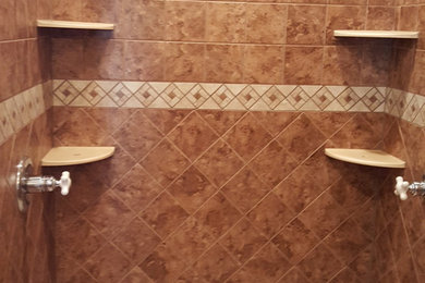 Diseño de cuarto de baño principal clásico de tamaño medio con ducha esquinera, baldosas y/o azulejos marrones, baldosas y/o azulejos de cerámica y suelo de baldosas de cerámica