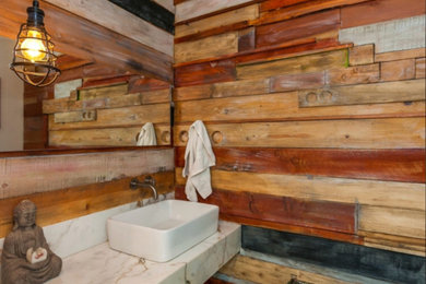ロサンゼルスにあるカントリー風のおしゃれな浴室 (オープンシェルフ、マルチカラーのタイル、珪岩の洗面台、マルチカラーの洗面カウンター) の写真