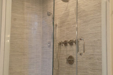 Diseño de cuarto de baño contemporáneo de tamaño medio con ducha esquinera, baldosas y/o azulejos marrones, baldosas y/o azulejos de piedra, paredes marrones, suelo beige y ducha con puerta con bisagras