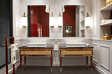 Imagen de cuarto de baño principal contemporáneo grande con lavabo sobreencimera, armarios tipo mueble, puertas de armario rojas, encimera de mármol y suelo de madera oscura