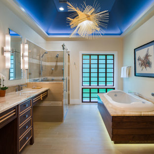 Ejemplo de cuarto de baño principal, asiático, grande, con lavabo bajoencimera, puertas de armario de madera en tonos medios, bañera encastrada, baldosas y/o azulejos beige, baldosas y/o azulejos blancos, armarios tipo mueble, ducha empotrada, baldosas y/o azulejos de cerámica, paredes beige, suelo de baldosas de cerámica y encimera de granito