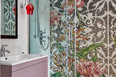 Inspiration för moderna badrum, med släta luckor, lila skåp, flerfärgad kakel, mosaikgolv, ett konsol handfat, flerfärgat golv och dusch med skjutdörr