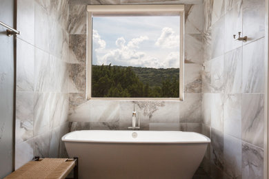 Источник вдохновения для домашнего уюта: главная ванная комната в стиле неоклассика (современная классика) с отдельно стоящей ванной, бежевой плиткой и керамогранитной плиткой