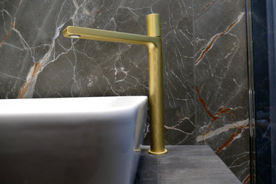 Ispirazione per una stanza da bagno minimalista con zona vasca/doccia separata, WC sospeso, piastrelle in gres porcellanato, pavimento in gres porcellanato e un lavabo