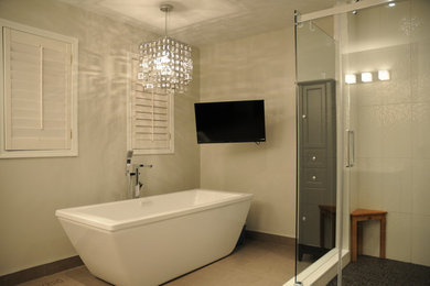 Foto di una grande stanza da bagno padronale moderna con vasca freestanding, piastrelle nere, piastrelle in gres porcellanato e pavimento in gres porcellanato