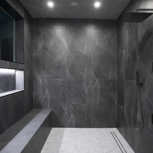 Exempel på ett mycket stort modernt vit vitt en-suite badrum, med släta luckor, vita skåp, en jacuzzi, en öppen dusch, en bidé, grå kakel, glaskakel, vita väggar, marmorgolv, ett väggmonterat handfat, bänkskiva i kvarts, vitt golv och dusch med gångjärnsdörr