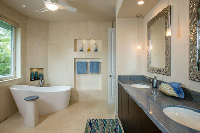 Modelo de cuarto de baño principal contemporáneo grande con armarios con paneles lisos, puertas de armario de madera oscura, bañera exenta y encimera de cuarcita