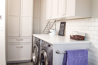 Ejemplo de lavadero tradicional renovado de tamaño medio con armarios estilo shaker, puertas de armario grises y suelo de baldosas de porcelana