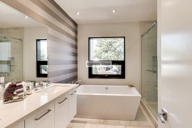 Foto de cuarto de baño principal minimalista de tamaño medio con ducha esquinera