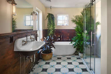フィラデルフィアにある高級な広いエクレクティックスタイルのおしゃれなマスターバスルーム (置き型浴槽、アルコーブ型シャワー、セメントタイルの床、壁付け型シンク、引戸のシャワー、羽目板の壁) の写真
