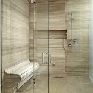 Immagine di una grande stanza da bagno padronale design con doccia a filo pavimento, piastrelle beige, WC monopezzo, piastrelle in gres porcellanato, pareti beige e pavimento in travertino