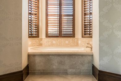 Foto de cuarto de baño principal mediterráneo extra grande con suelo de mármol, encimera de mármol y ducha abierta