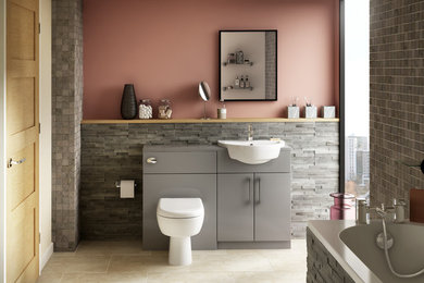 Imagen de cuarto de baño infantil minimalista de tamaño medio con armarios tipo mueble y puertas de armario grises